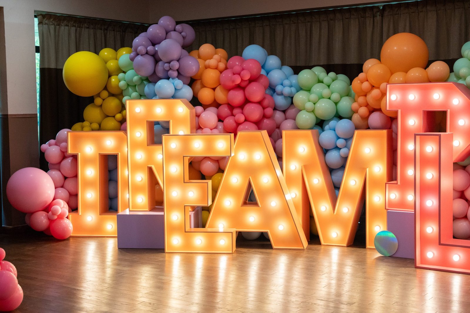 lettres et chiffres lumineux personnalisés à Saint-Etienne