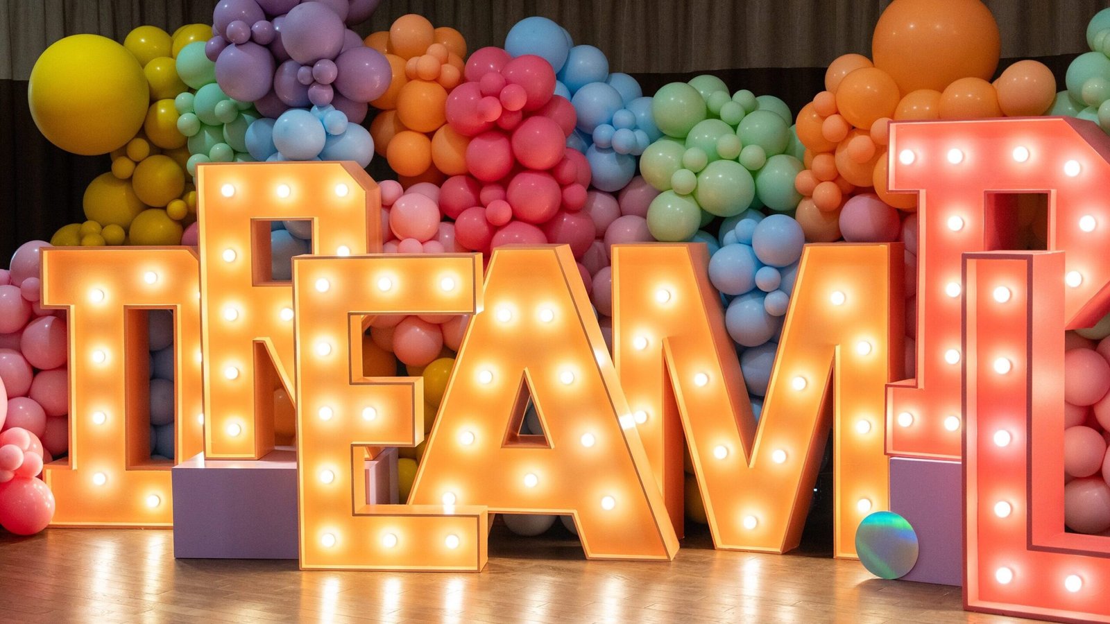 Lettres et chiffres lumineux XXL anniversaire Saint-Étienne AMA Event décoration sur-mesure