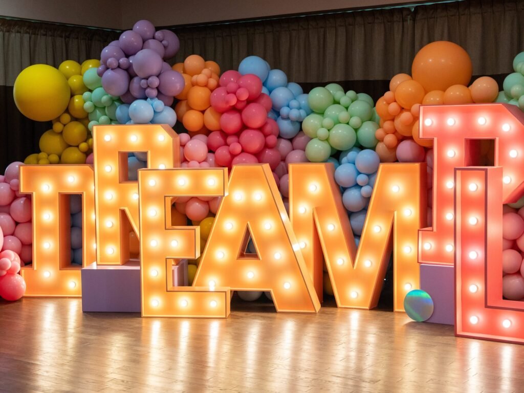 lettres lumineuses XXL personnalisées pour événement à Saint-Étienne