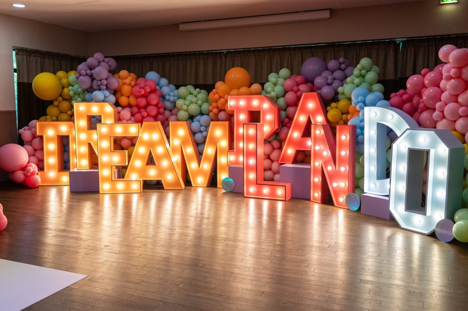 lettres et chiffres lumineux xxl personnalisés à saint-etienne